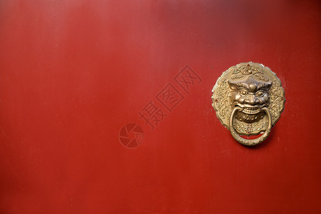 中国古代边框古建筑的红色大门铜环背景