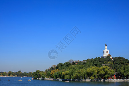 划船的小女孩儿北京地标北海公园背景