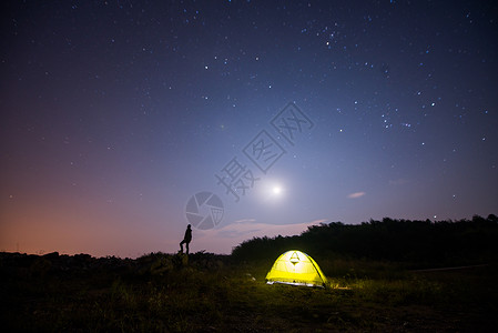 奔跑宇宙人星空下的帐蓬背景