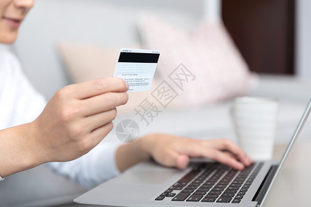 信用卡使用拿着银行卡使用电脑的男性背景