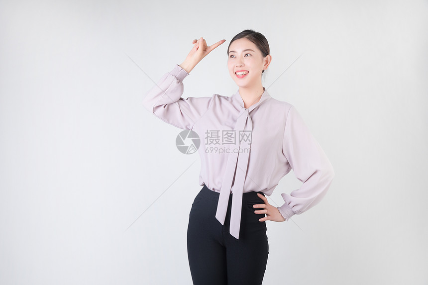 自信的休闲商务女性图片