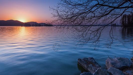 武汉东湖晚霞的湖面高清图片