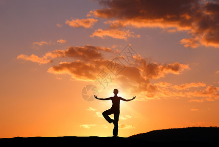 瑜伽女士夕阳下的瑜伽剪影设计图片