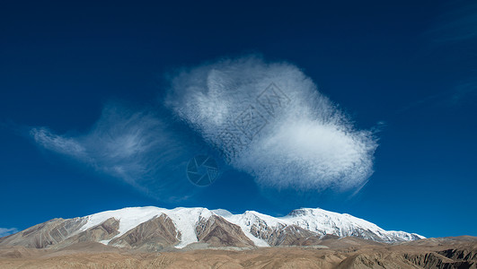 雪山上奇特的云朵图片