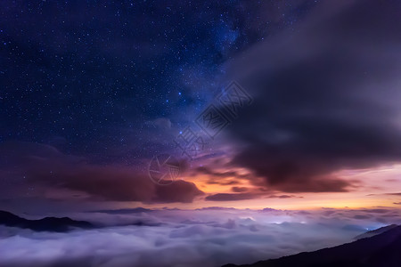 夜空下的伞星空下的云海背景