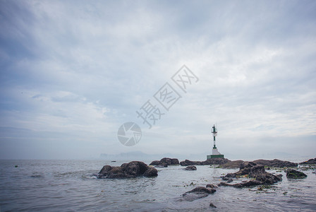 鼓浪屿海边的灯塔背景图片