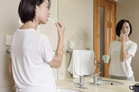 女子在卫生间刷牙高清图片