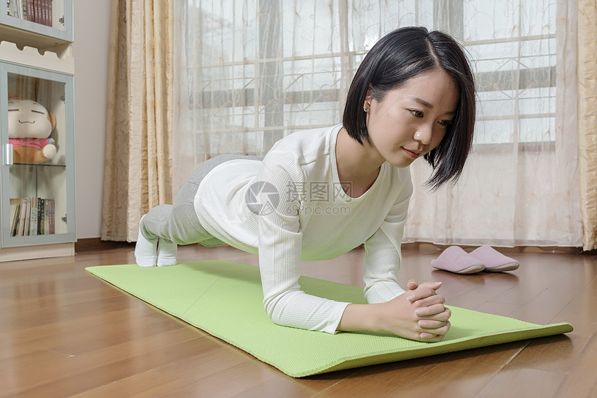 女子在家做瑜伽图片