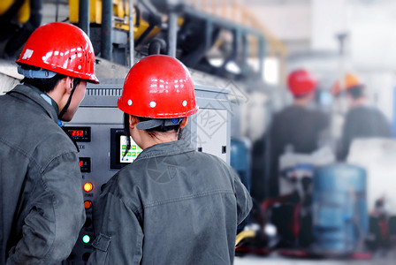 生产管控重化工企业人员操作电气设备背景
