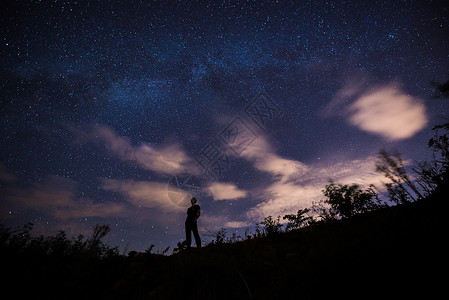 星空下的人星空 一个人的星空背景