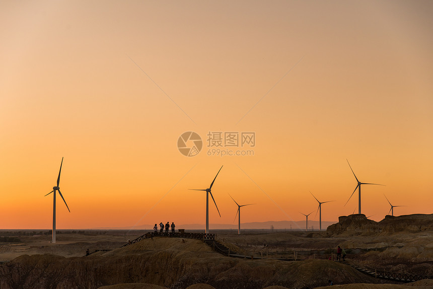 夕阳下的风车图片