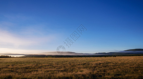 草原的晨雾图片