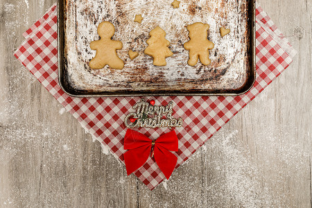 红色上衣的小熊烤盘里的节日饼干背景