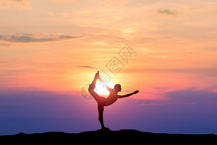 运动舞蹈夕阳下的瑜伽剪影设计图片