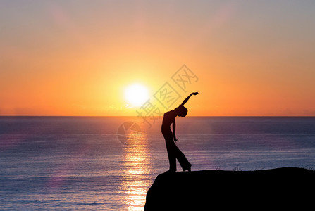 夕阳下的瑜伽女士设计图片