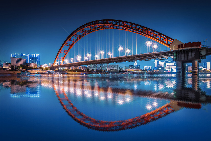 夜幕下的武汉晴川桥