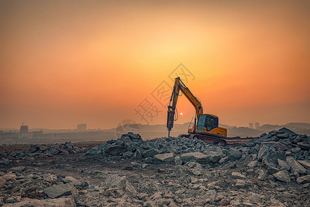 城市逆光夕阳下的挖掘机背景