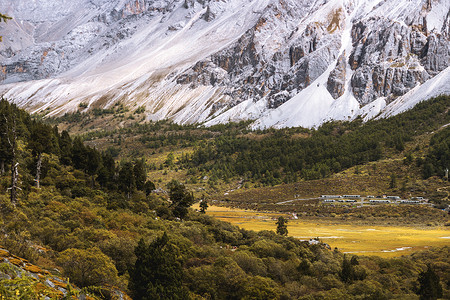 山脉草地交界地带图片