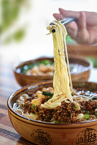 豌杂牛肉面炸酱面豌豆面高清图片