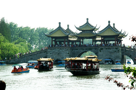 乘船旅行蓝天扬州瘦西湖五亭桥背景