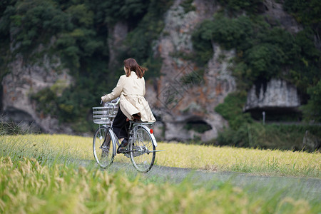 田园里骑自行车的女生图片