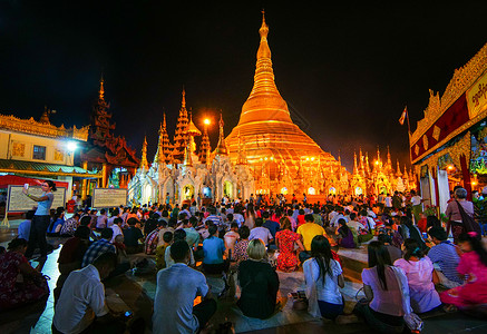 缅甸佛缅甸仰光大金塔朝拜的人群背景