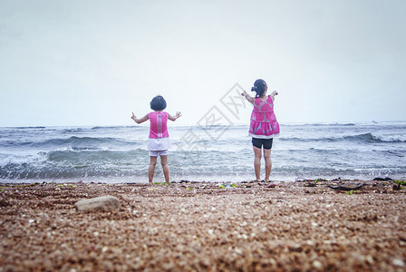 海边小孩童年背景