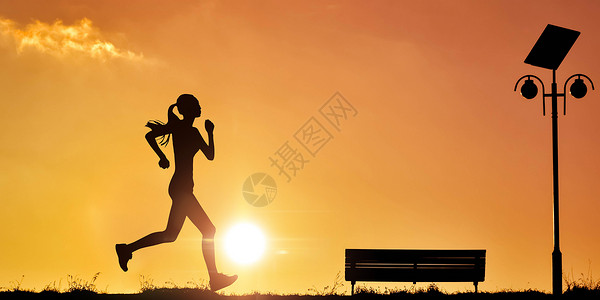 年轻活力女孩夕阳跑步设计图片