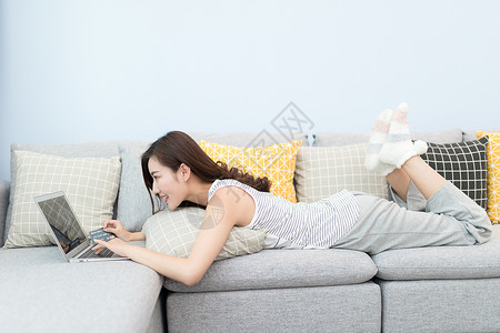网购女孩躺在沙发上网购的女性背景