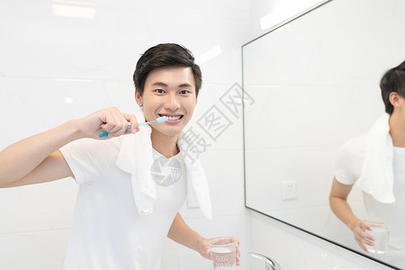 年轻男性洗漱刷牙高清图片