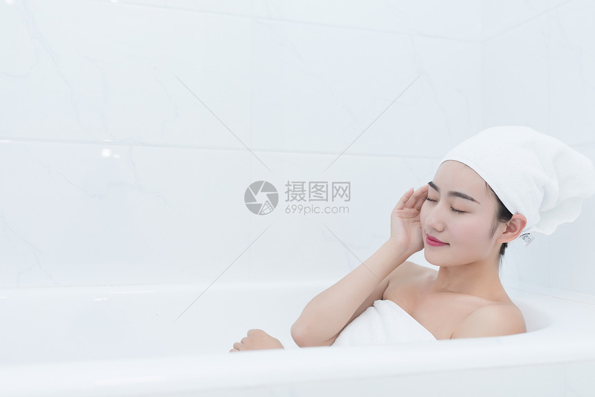 浴缸泡澡放松的年轻女性图片