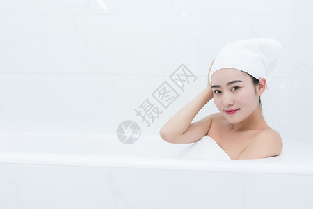浴缸泡澡放松的年轻女性背景图片