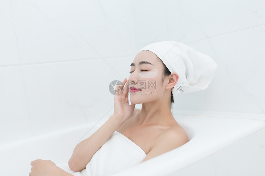 年轻美女浴缸敷眼膜图片