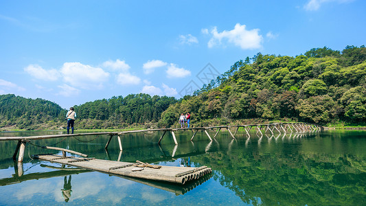 青山绿水独木桥背景图片