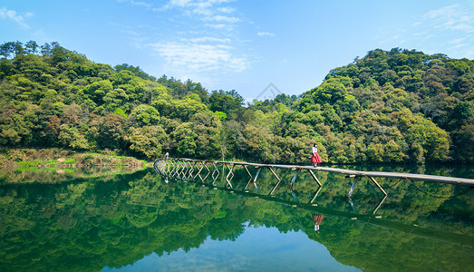 青山绿水大自然木桥水中倒影背景图片