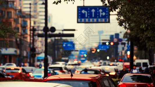 交通红绿灯车水马龙的城市背景