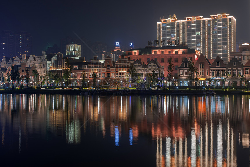 欧式风格小镇夜景图片