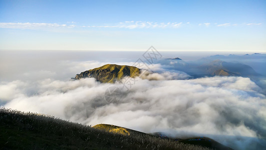 云雾中的大山背景图片