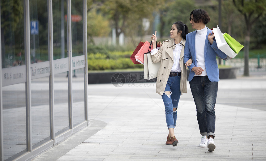 男女情侣在商场疯狂购物图片