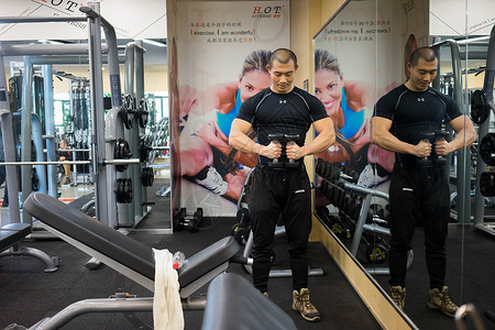 健身塑形海报男性健身房运动锻炼背景