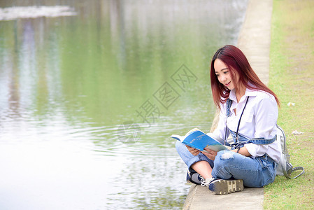 小仙女池塘边看书的长发女生背景