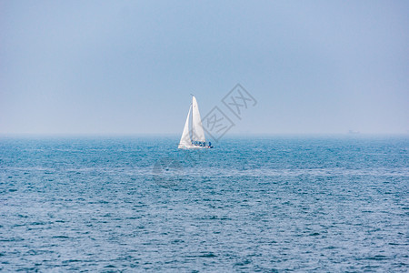 大海上白色帆船图片
