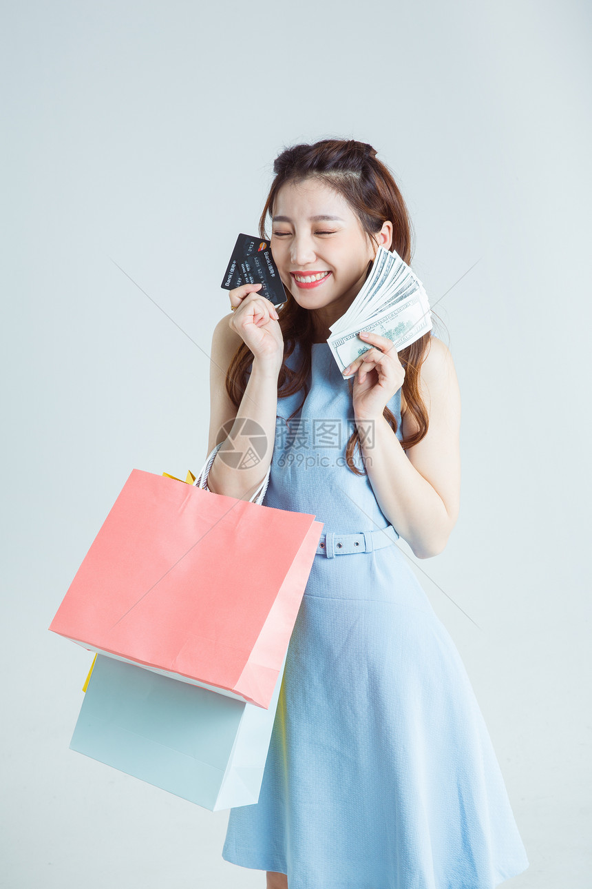 时尚女性用信用卡购物棚拍图片