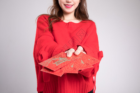 红色毛衣的可爱女生发红包背景图片
