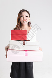 买包打折年轻女性抱着礼物盒背景