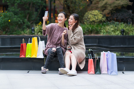 女性商业中心购物背景图片