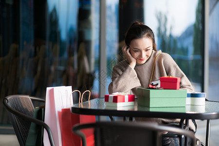 女性商业中心购物图片