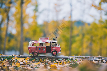 可爱树林微观世界房车模型背景