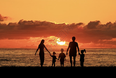 夕阳下的家庭剪影背景图片