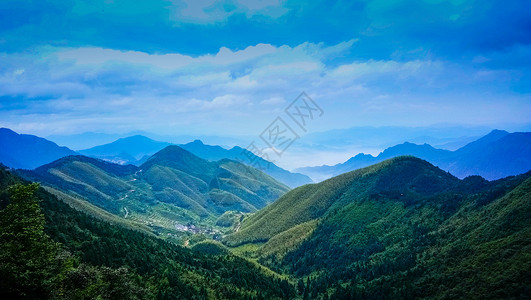 白云瀑布和青山蓝天白云下的绿色山脉背景